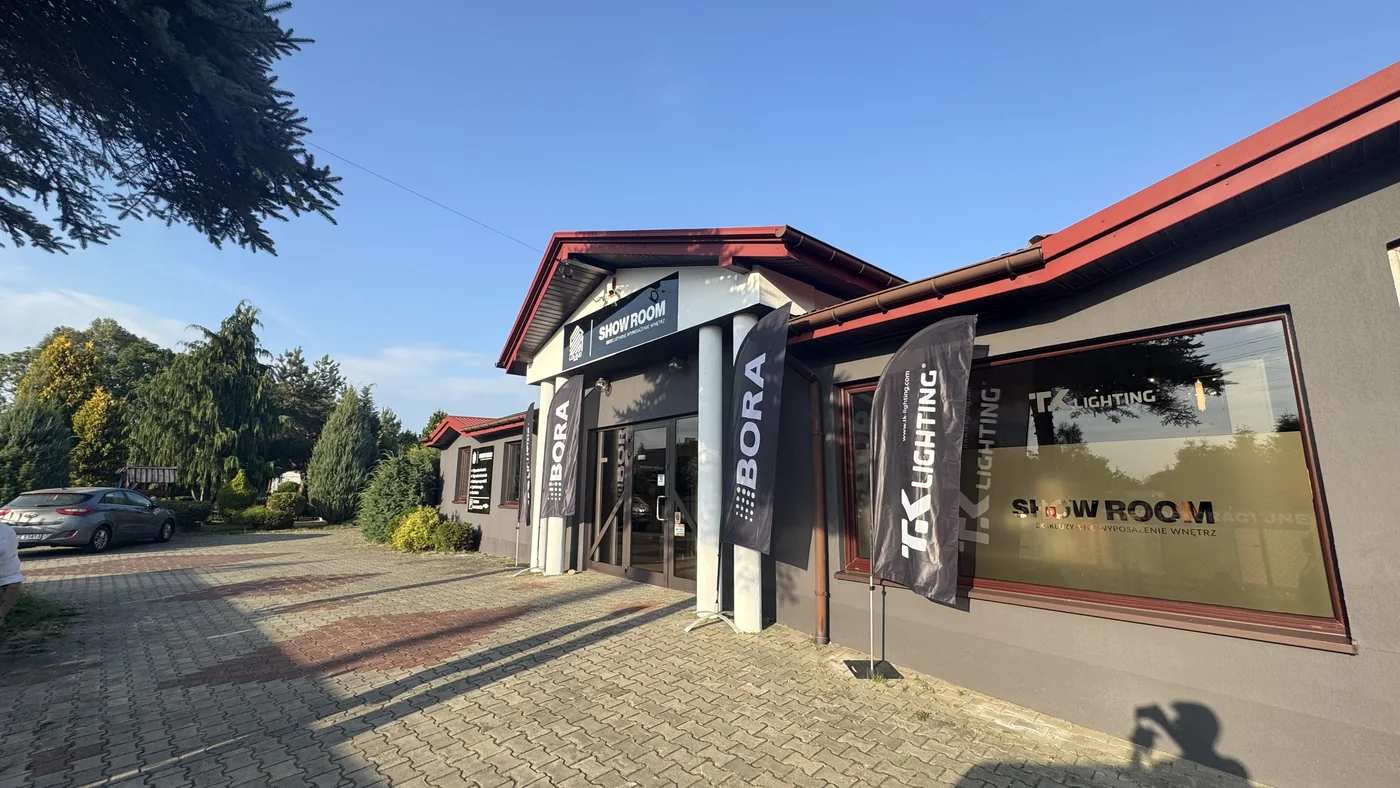 Centrum Lux-Bud Design w Woli Hankowskiej — budynek showroomu i parking od ul. Słonecznej
