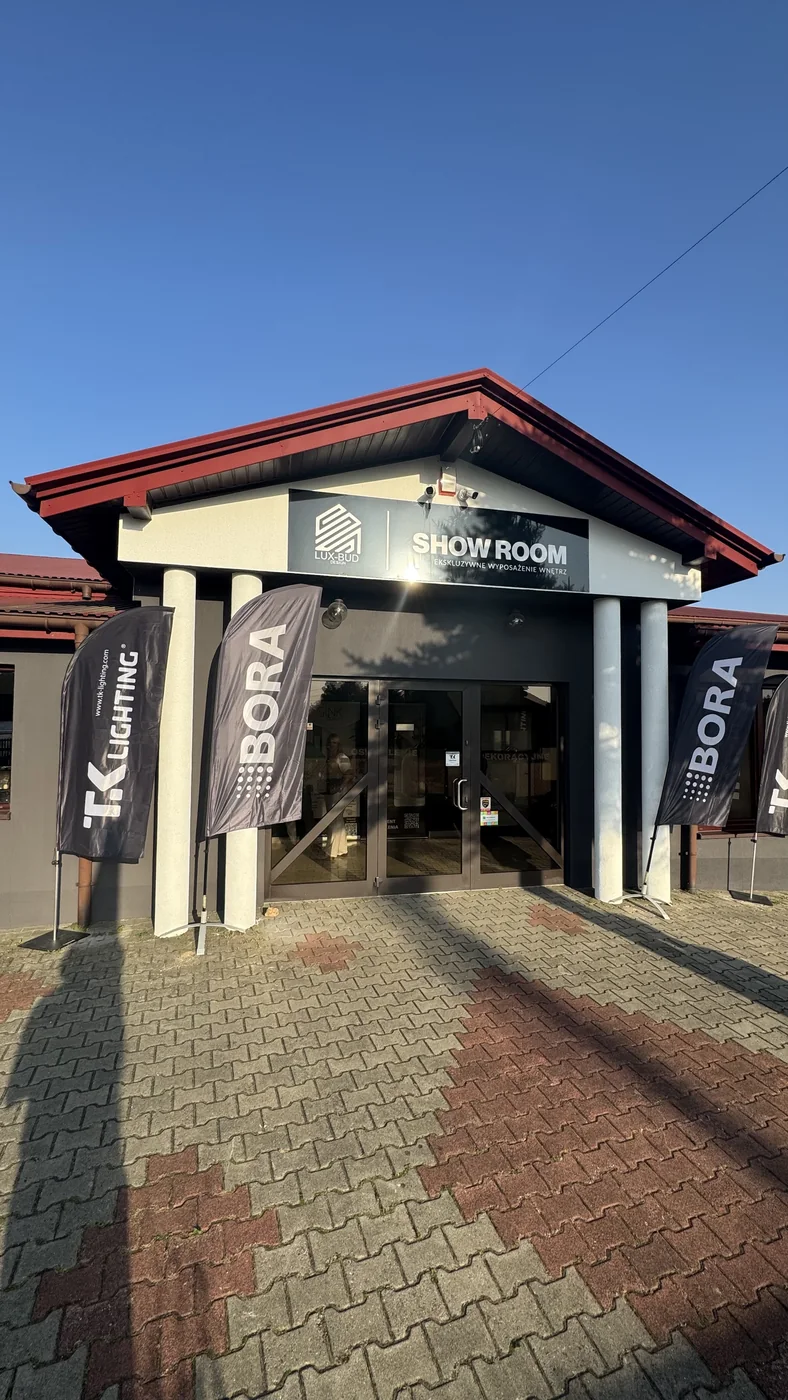 Centrum Lux-Bud Design w Woli Hankowskiej — wejście do showroomu, 500 m² ekspozycji