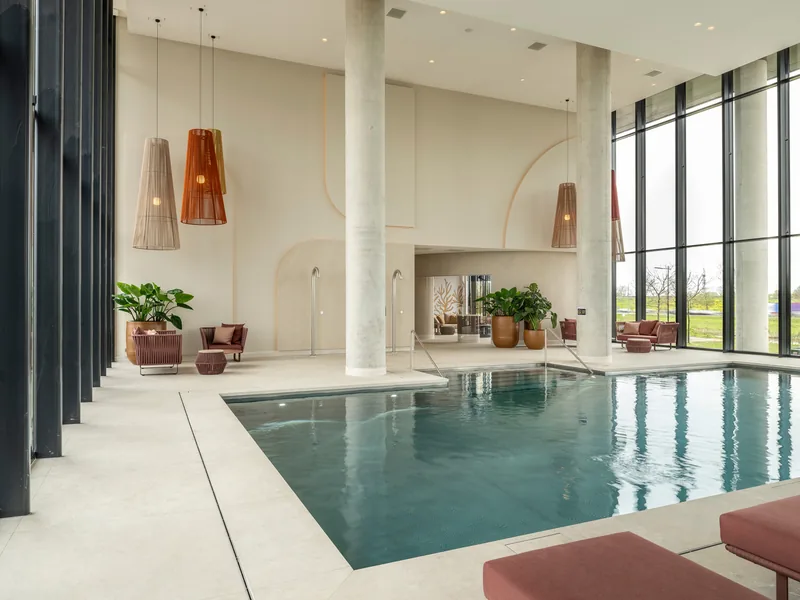 Basen hotelowy w strefie wellness - ściany, filary i posadzka wokół niecki w mikrocemencie Basebeton — Basebeton