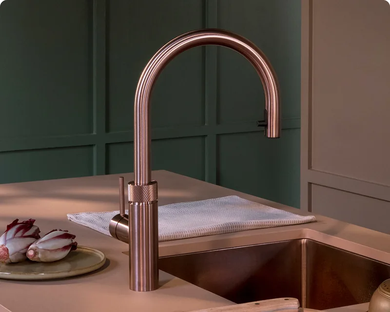 Bateria Flex w kolorze rose copper, miedziany zlew, zielona zabudowa — Quooker