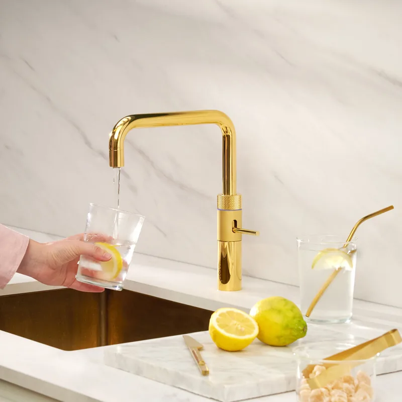 Złota bateria Fusion Square, marmurowy blat, nalewanie wody z cytryną — Quooker