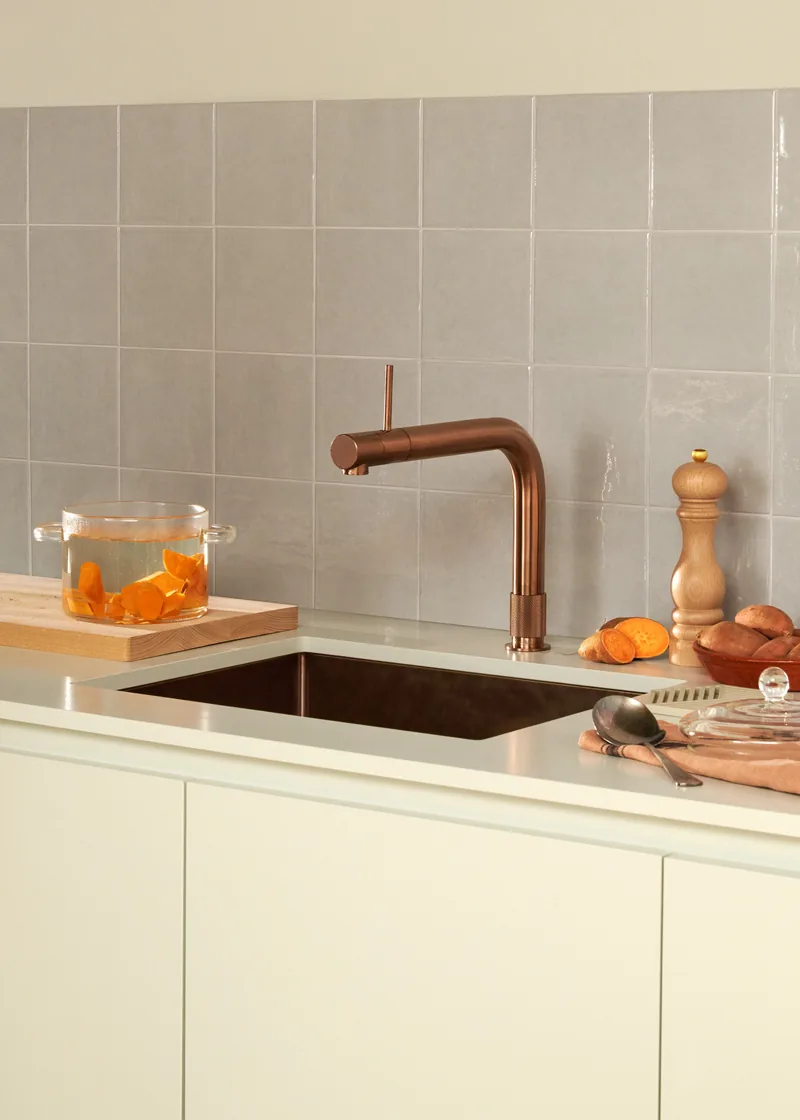 Bateria Front rose copper na tle beżowych płytek — Quooker