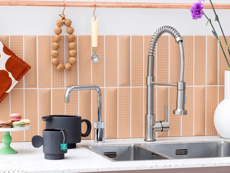 Stalowa bateria Nordic Square, terakotowe płytki, podwójny zlew — Quooker