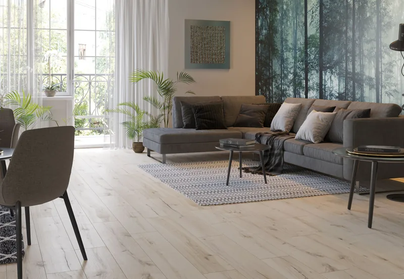 Salon z narożnikiem i leśną fototapetą, bardzo jasna deska winylowa (Ceramin, Basel Wood) — Classen Ceramin (winyl/SPC)