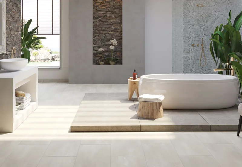 Łazienka z wolnostojącą wanną, winyl w formacie płytek w jasnym kamieniu (Ceramin, Dublin Tiles) — Classen Ceramin (winyl/SPC)