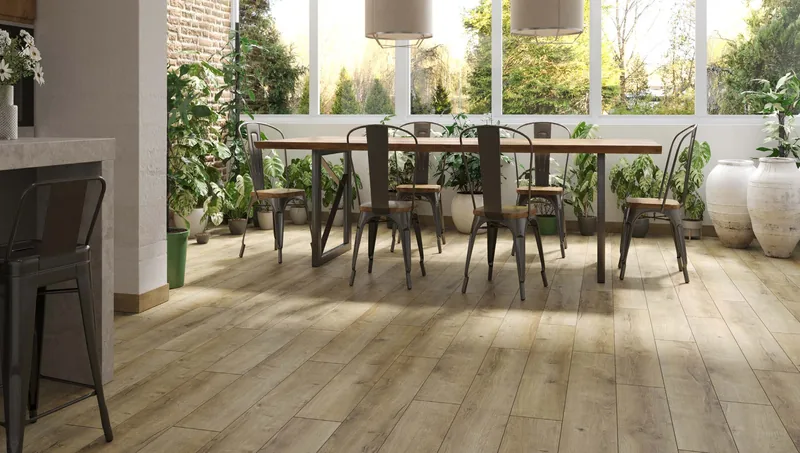 Jadalnia w przeszklonej części domu, drewniany stół i metalowe krzesła na ciepłym dębie (Galaxy 4V, Sorrento Oak) — Classen