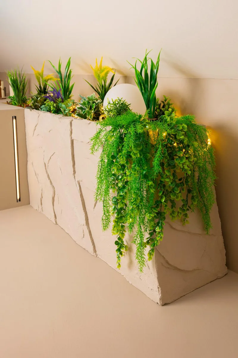 Ścianka z efektem skały z wbudowaną donicą i zielenią — Lux-Bud Design Original