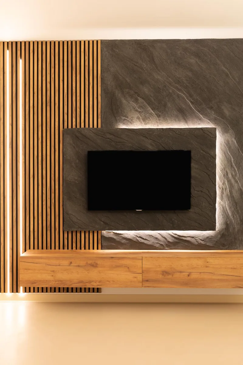 Ściana TV — efekt skały w szarości, lamele i podświetlenie LED — Lux-Bud Design Original