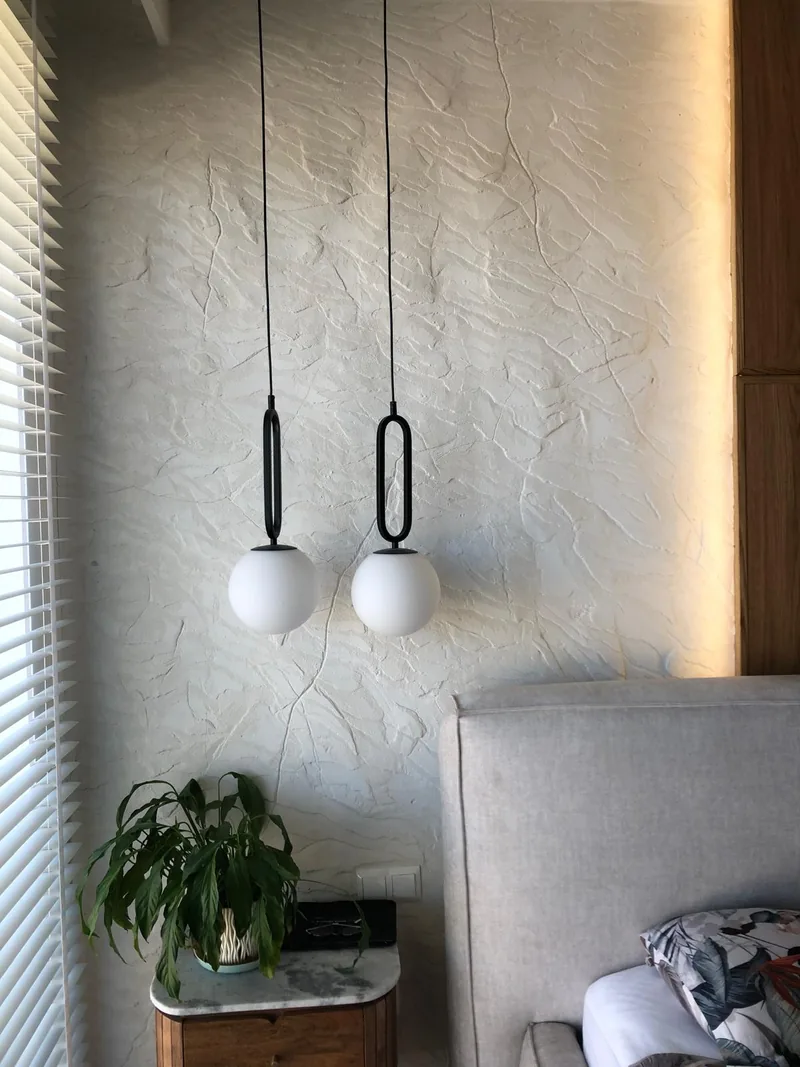 Sypialnia — jasna ściana z efektem skały za wezgłowiem łóżka — Lux-Bud Design Original