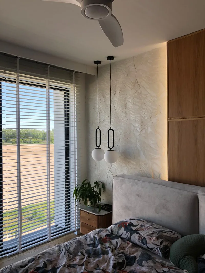 Sypialnia z efektem skały — szersze ujęcie z oknem i żaluzjami — Lux-Bud Design Original