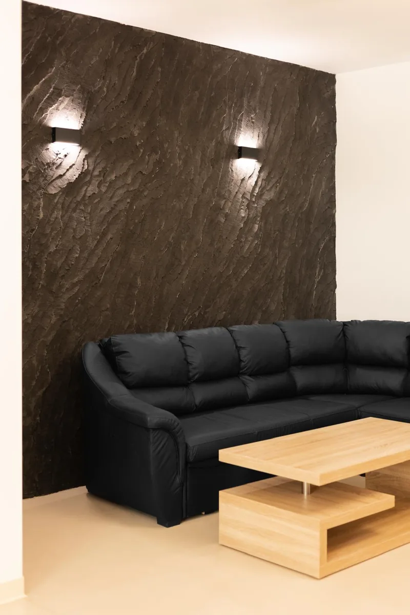 Ciemnobrązowa ściana z efektem skały za narożnikiem w salonie — Lux-Bud Design Original