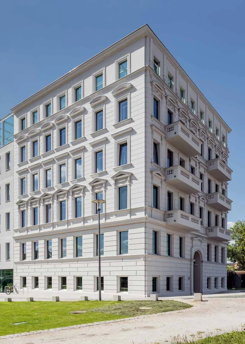 Biała elewacja klasycystycznej kamienicy — farba krzemianowa na detalu architektonicznym — KEIM