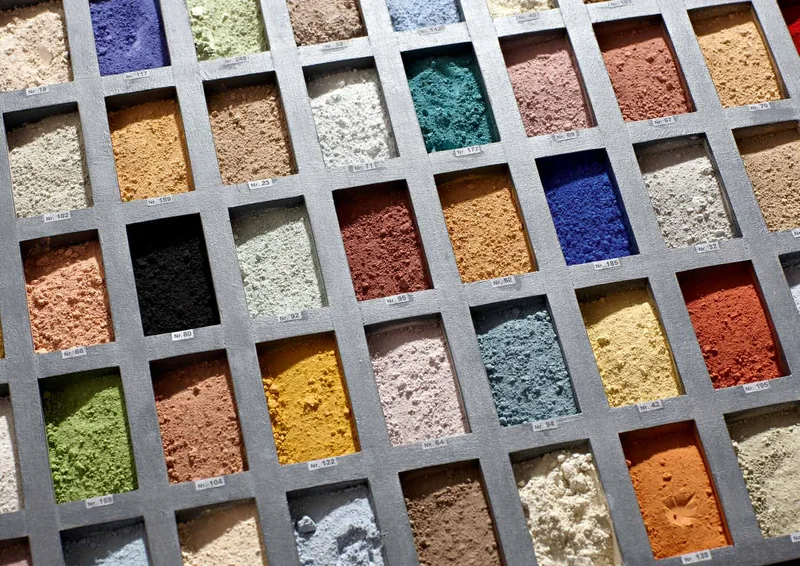 Wzornik pigmentów mineralnych — siatka próbek w kasetach, pełna paleta