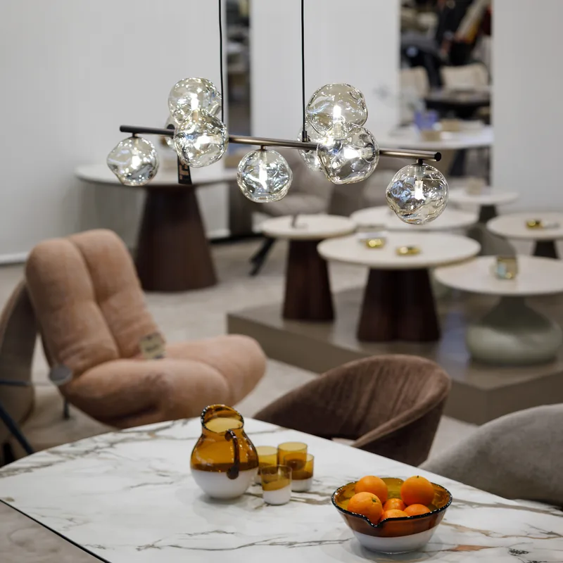 Żyrandol Lava Brown ze szklanymi kulami nad stolikami w części dziennej — TK Lighting