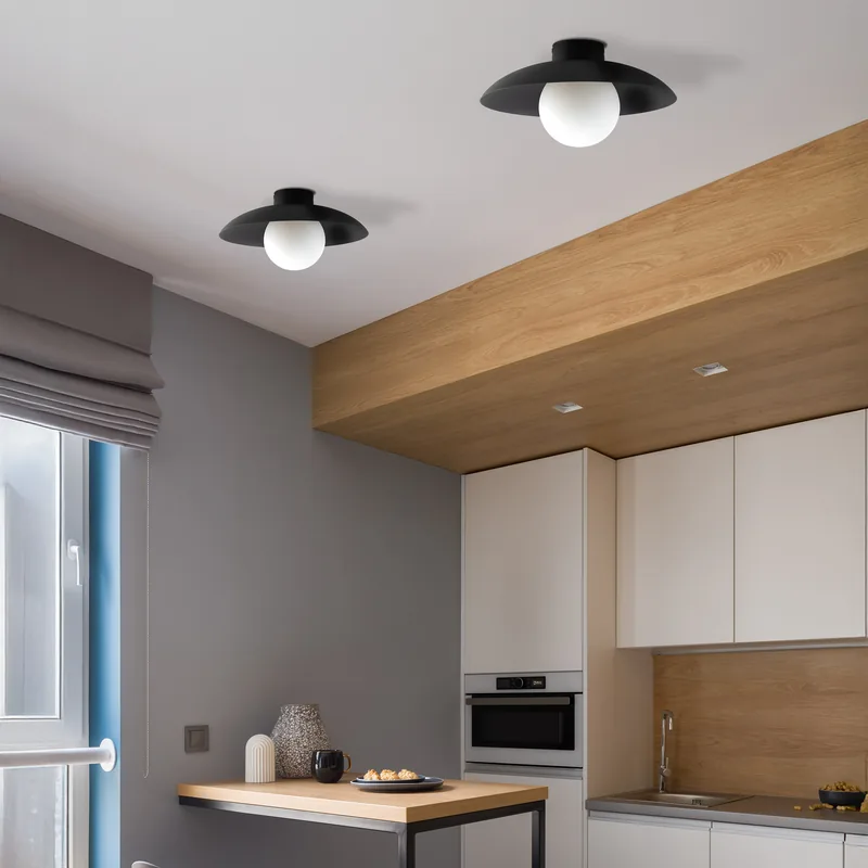 Czarne plafony Slate na suficie kuchni z drewnianą zabudową — TK Lighting