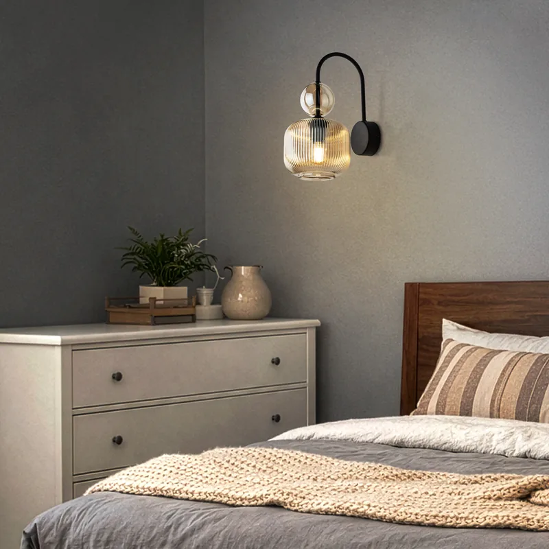 Kinkiet Sophia Cognac nad komodą przy łóżku — TK Lighting