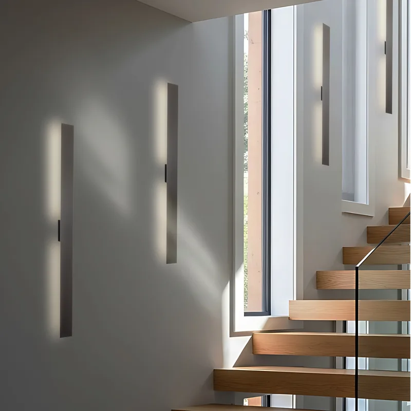 Pionowe kinkiety liniowe Navi Long na klatce schodowej — TK Lighting