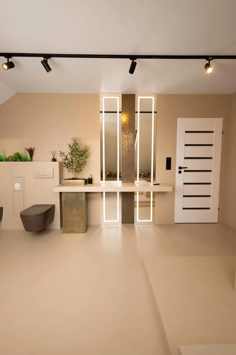 Szerokie ujęcie łazienki — mikrocementowa podłoga i przejście do holu — Basebeton / realizacja Lux-Bud Design