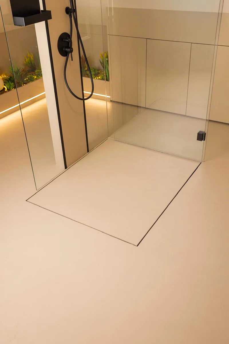 Brodzik bezspoinowy wykonany w mikrocemencie — Basebeton / realizacja Lux-Bud Design