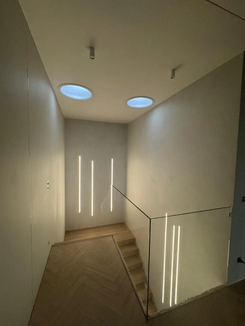 Hol ze ścianami w mikrocemencie i ukrytą zabudową drzwiową — Basebeton / realizacja Lux-Bud Design