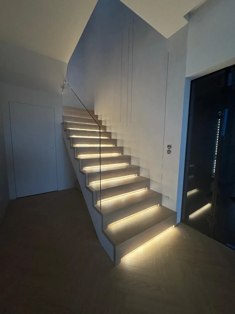 Klatka schodowa — mikrocement, szkło i światło liniowe — Basebeton / realizacja Lux-Bud Design