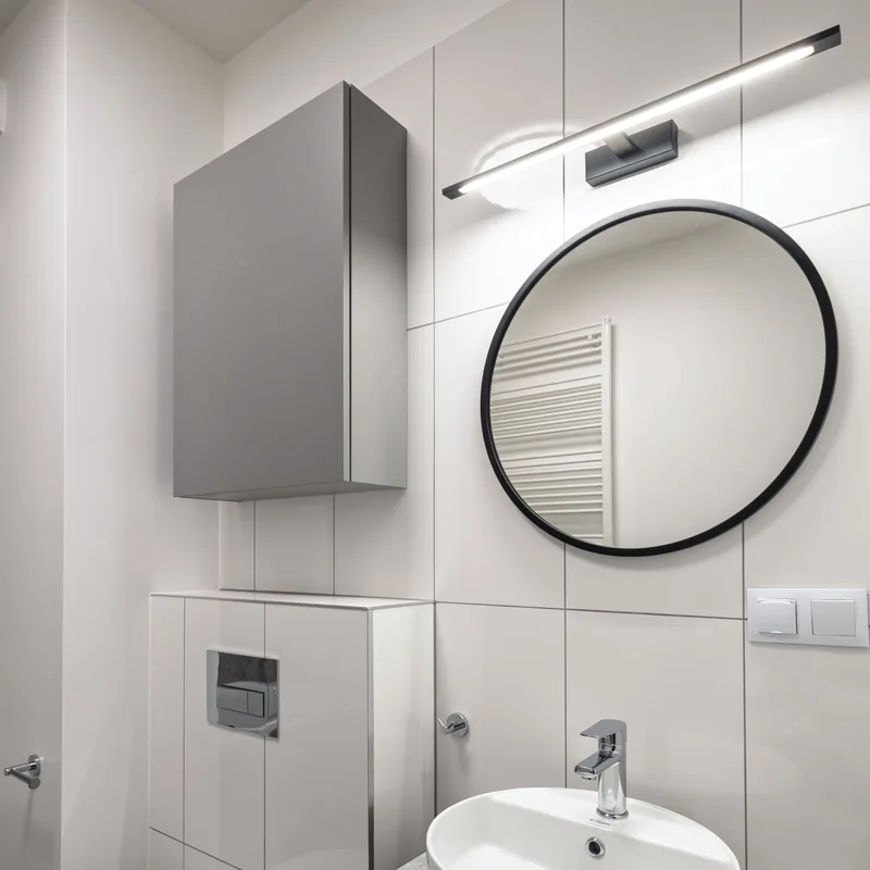 Listwa LED Gallery nad lustrem w białej łazience — TK Lighting