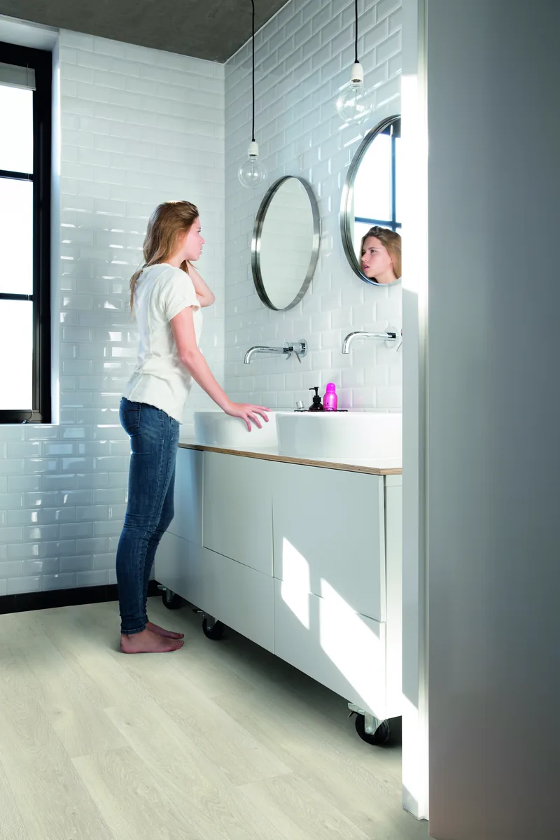 Łazienka z podłogą winylową Quick-Step — deska wodoodporna — Quick-Step