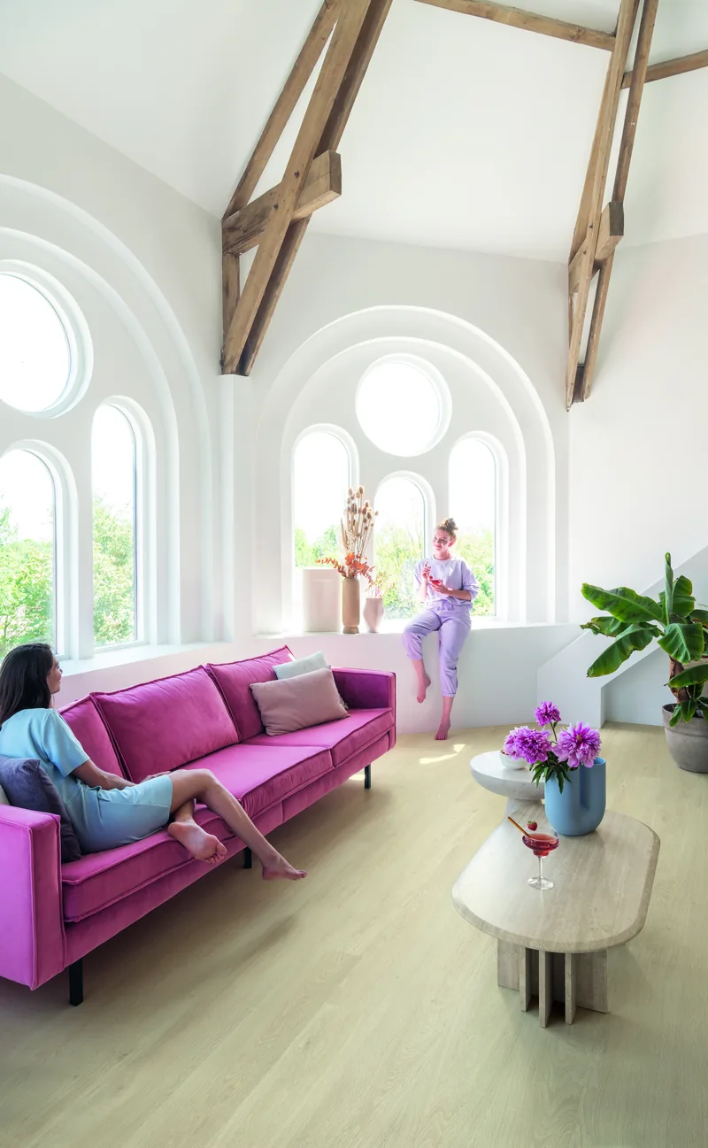Salon w adaptowanym kościele — deska w jasnym dębie — Quick-Step
