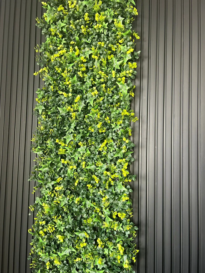 Ściana z ciemnych lameli z pasem zieleni — mur roślinny — Lamelio