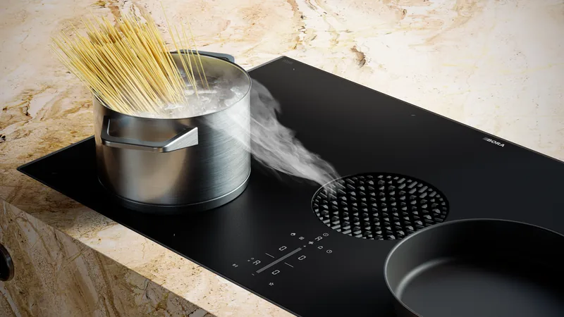 Makaron w garnku na płycie X Pure, marmurowy blat — BORA