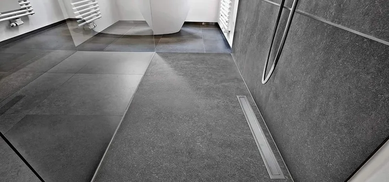 Łazienka z odpływem liniowym i profilem spadkowym w gresie — Profil Design