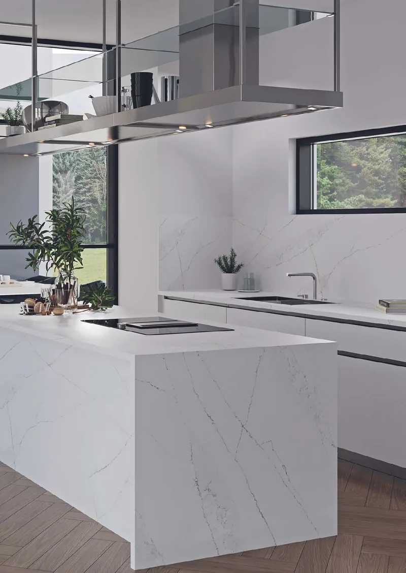 Kuchnia minimalistyczna z blatem kwarcowym i okapem wyspowym — Avant Quartz