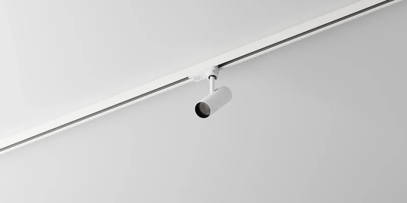 Biały reflektor Labra Stik 55 na białej szynie — Labra