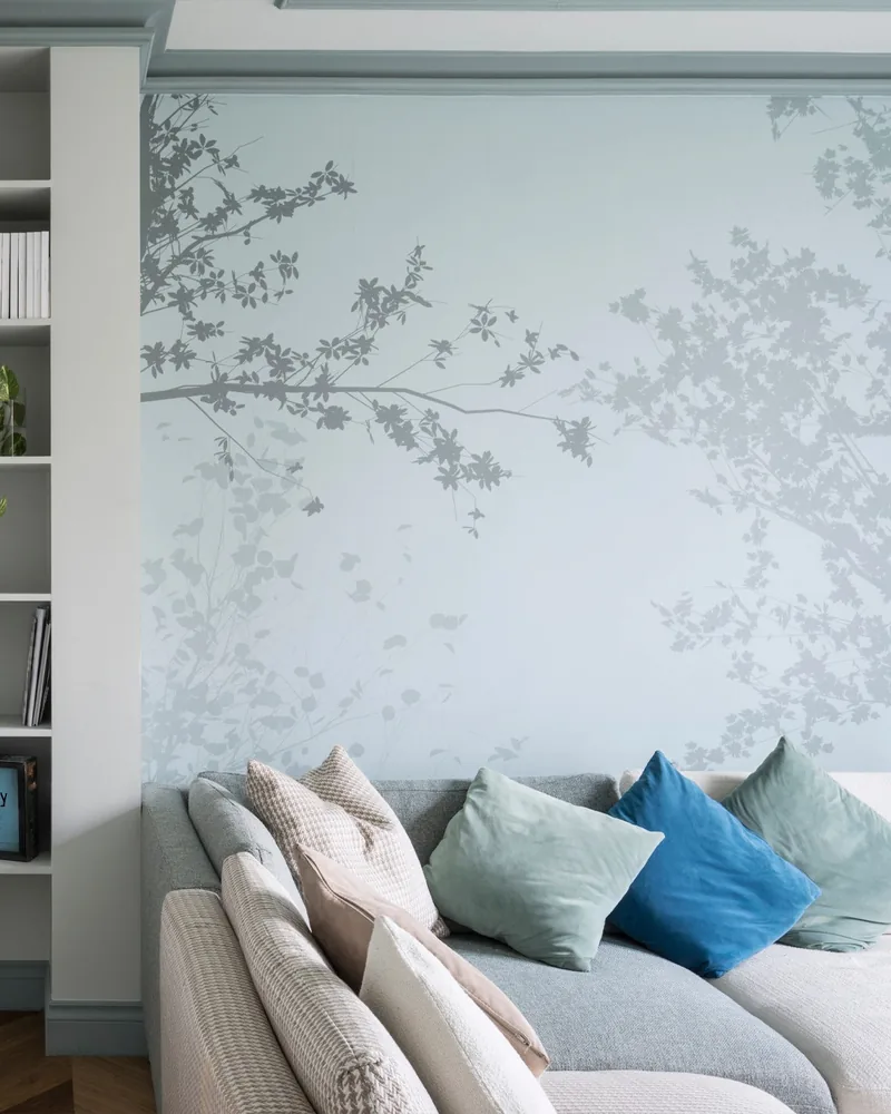 Tapeta Ghost Trees — graficzne drzewa w salonie z jasną kanapą — Styl'editions / BohoStyle