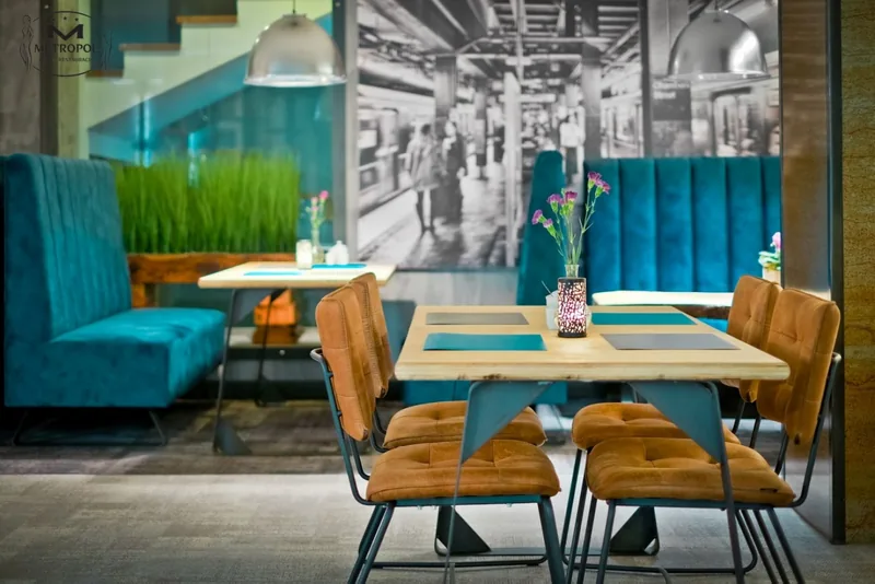 Restauracja z turkusowymi siedziskami — wykładzina w strefie stolików — Ampel