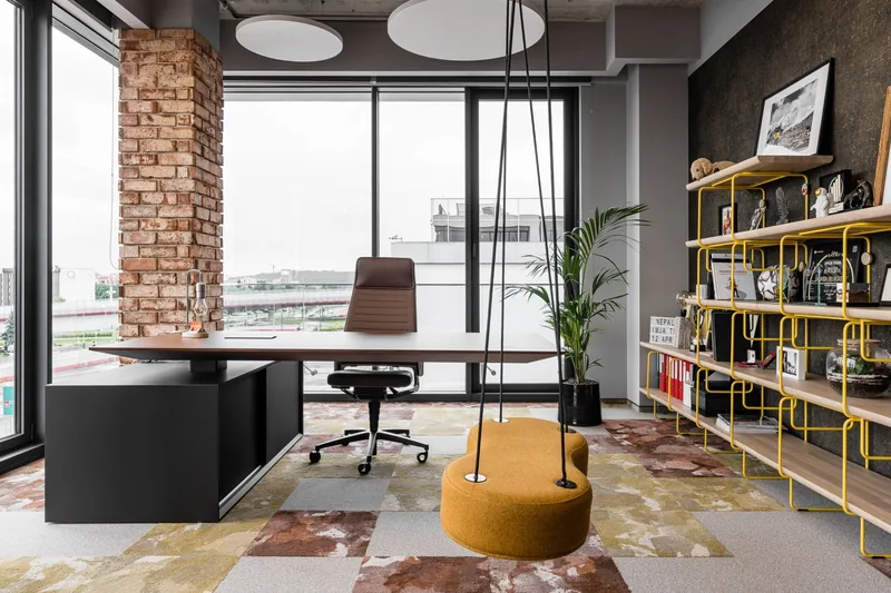 Biuro typu loft — wzorzysta wykładzina w strefie pracy — Ampel