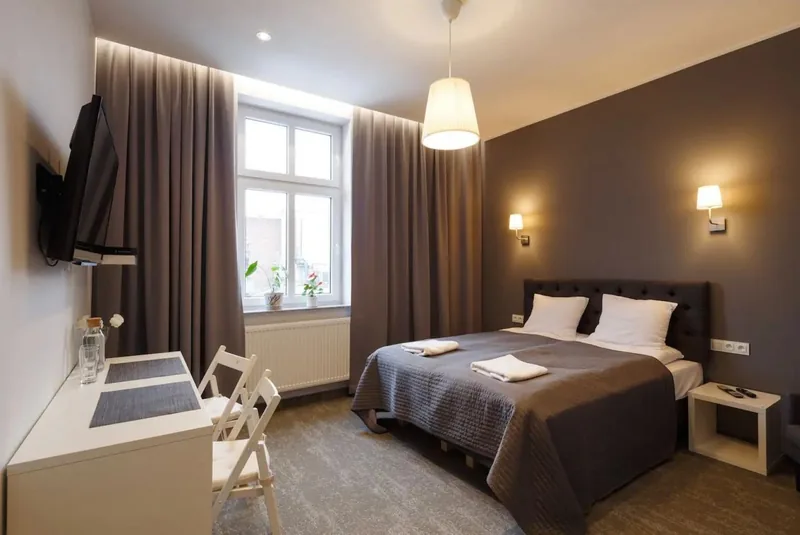 Pokój hotelowy z biurkiem — grafitowa wykładzina — Ampel