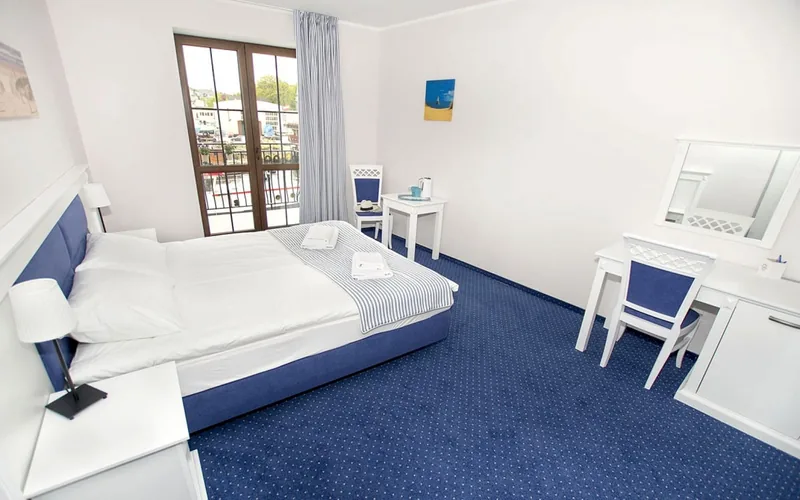 Pokój hotelowy z kobaltową wykładziną — kolekcja Portobello — Ampel