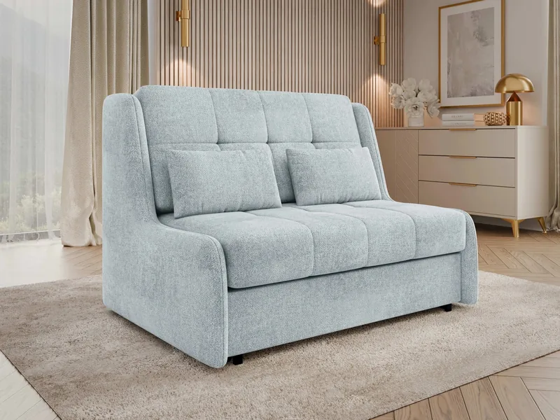 Mala sofa rozkladana w jasnej tkaninie, wnetrze z komoda i dekoracyjna sciana. Wizualizacja 3D.