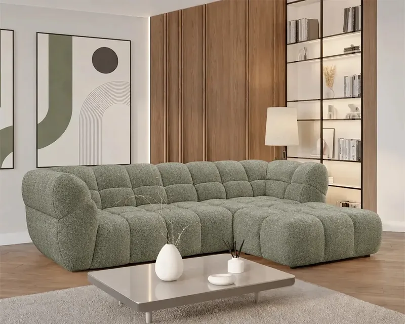 Modulowa sofa w tkaninie boucle w kolorze szalwii, podswietlane regaly i drewniana sciana. Wizualizacja 3D.