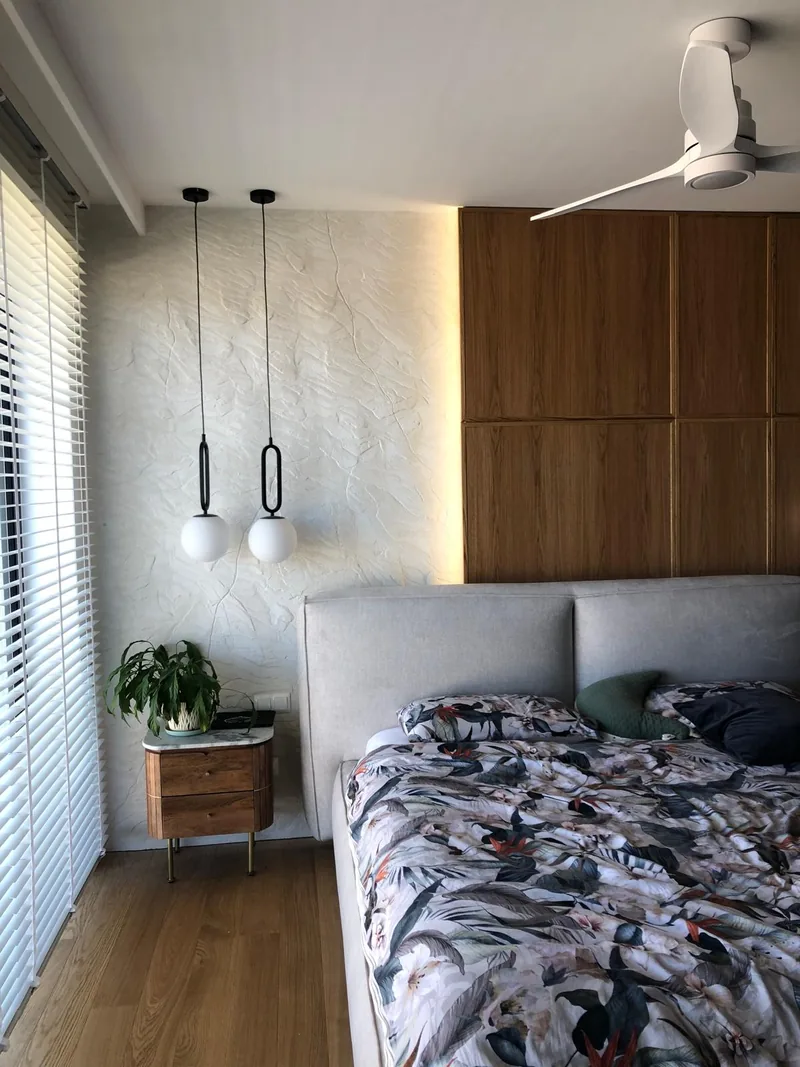 Ściana za łóżkiem w efekcie skały — realizacja LuxBud Design, Częstochowa