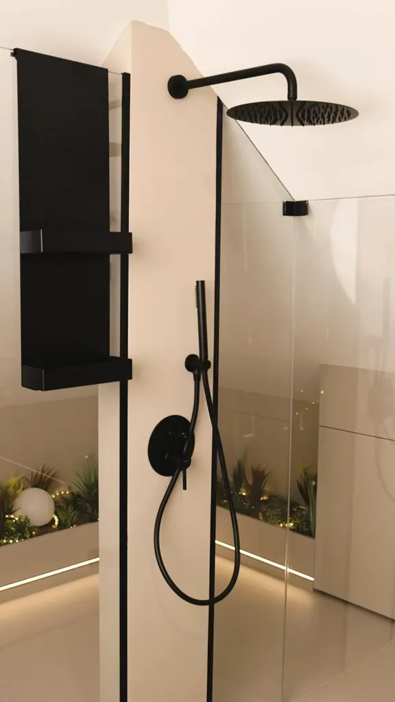 Łazienka w mikrocemencie — spacer po wnętrzu — realizacja LuxBud Design, Częstochowa