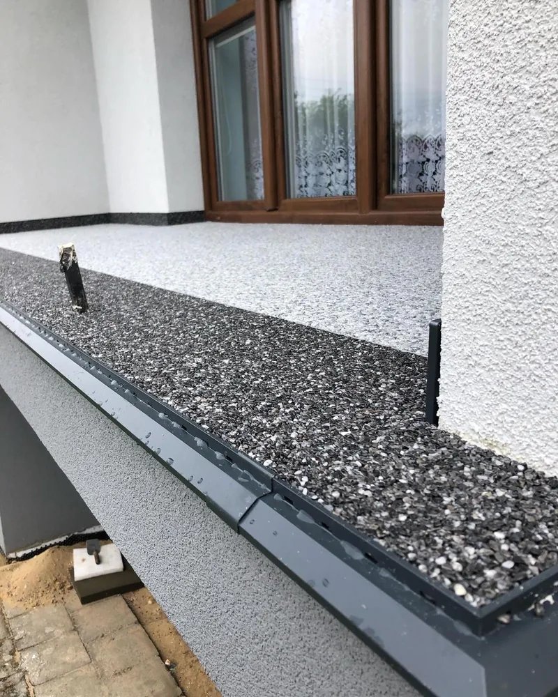 Balkon wykończony kamiennym dywanem — realizacja LuxBud Design, Częstochowa