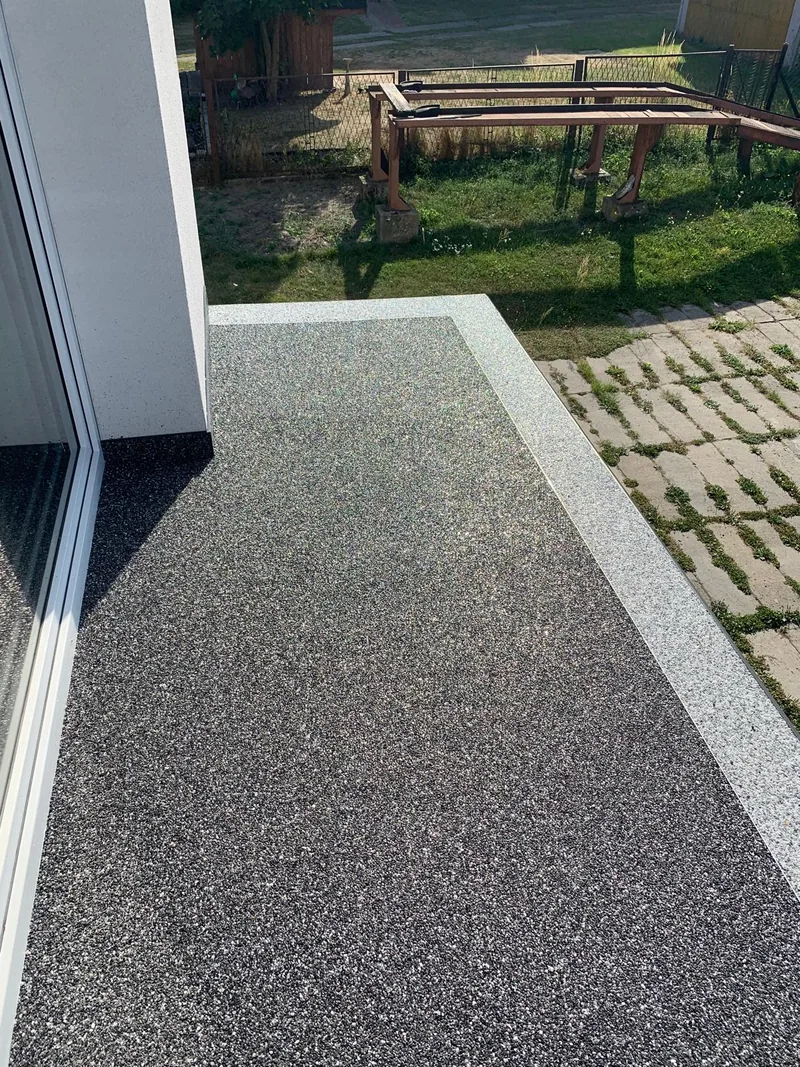 Podjazd i opaska z kamiennego dywanu — realizacja LuxBud Design, Częstochowa