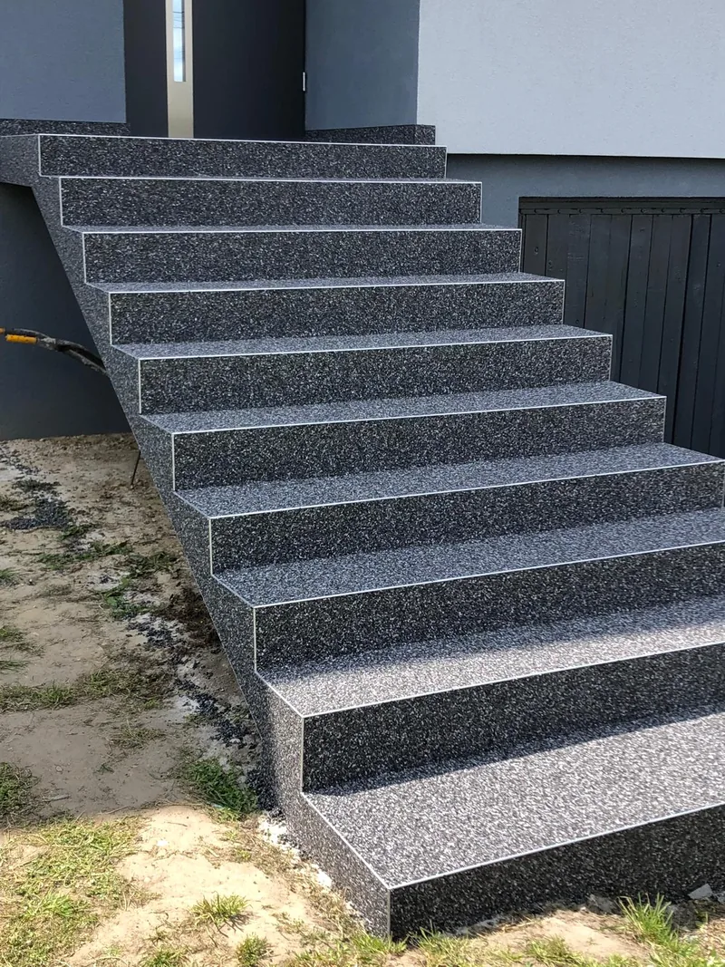 Schody z ciemnego kruszywa — realizacja LuxBud Design, Częstochowa