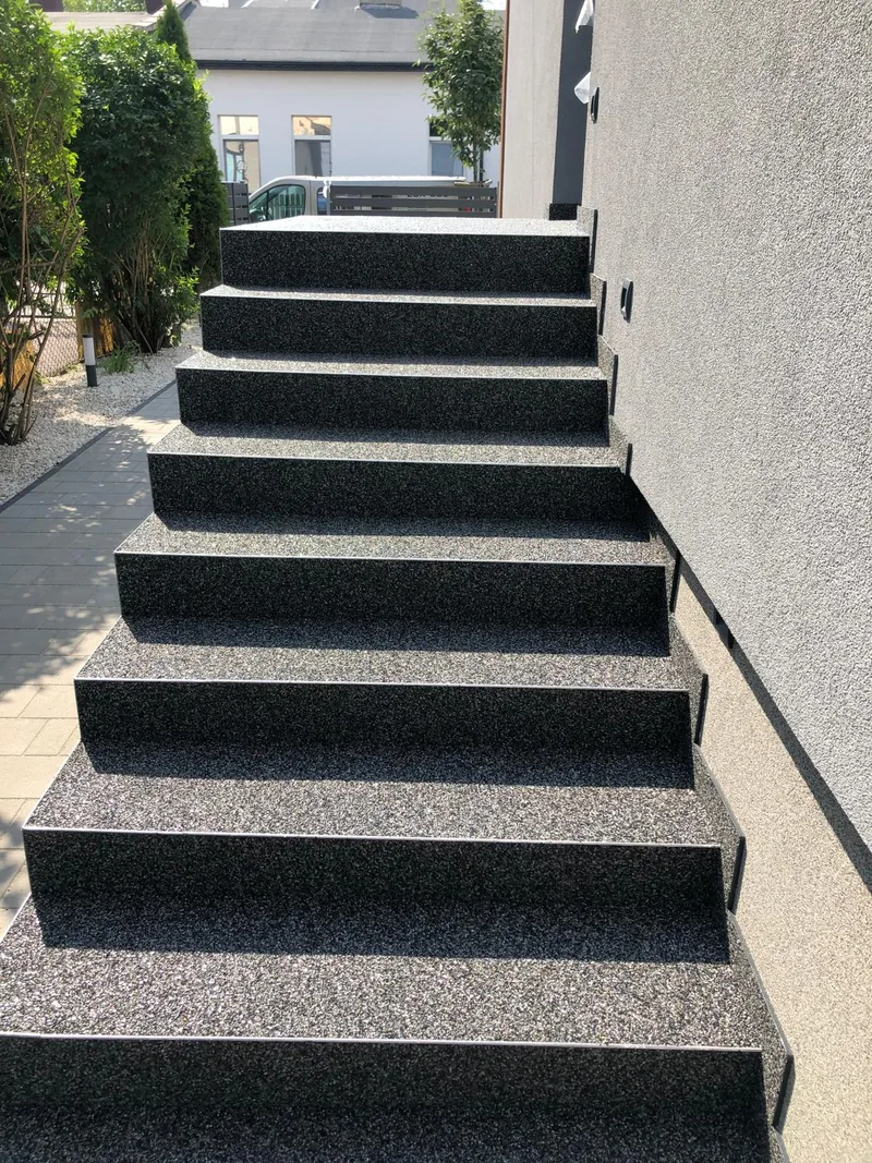 Szare schody zewnętrzne z kamiennego dywanu — realizacja LuxBud Design, Częstochowa