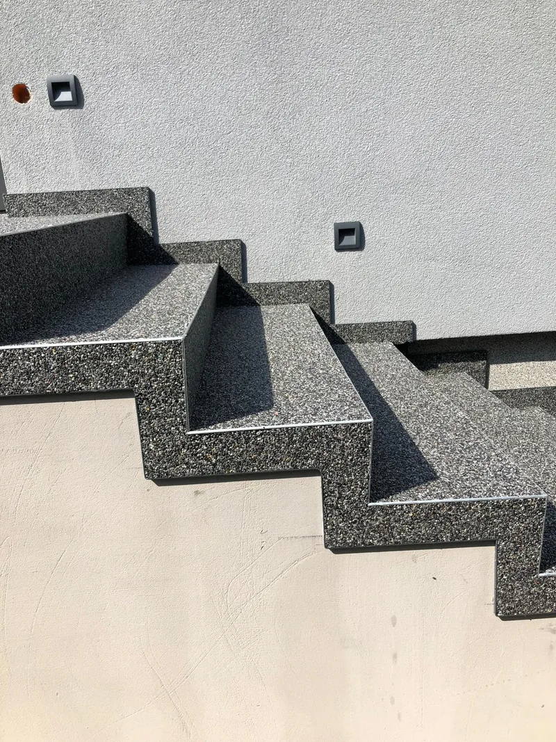 Kamienny dywan na stopniach — detal — realizacja LuxBud Design, Częstochowa