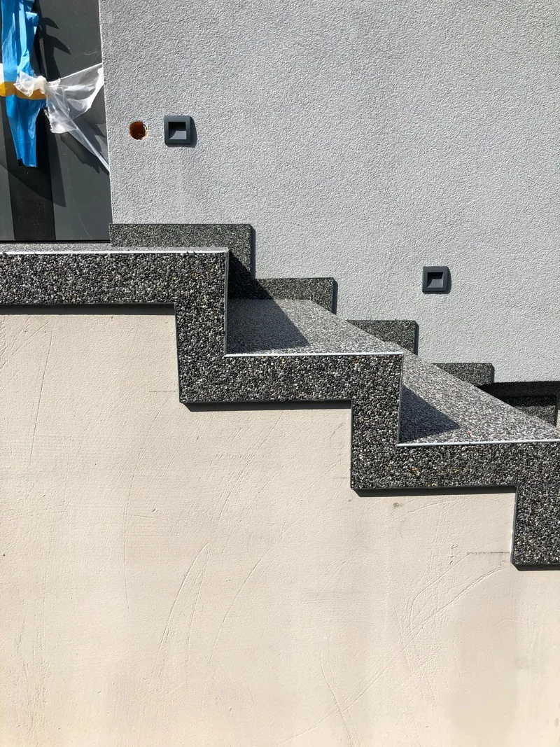 Schody z kamiennego dywanu w trakcie realizacji — realizacja LuxBud Design, Częstochowa