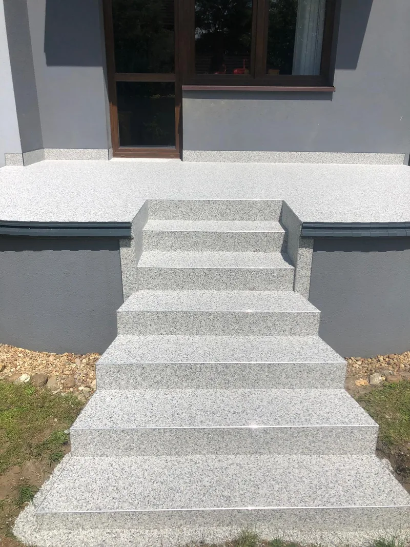 Jasne schody wejściowe z kamiennego dywanu — realizacja LuxBud Design, Częstochowa