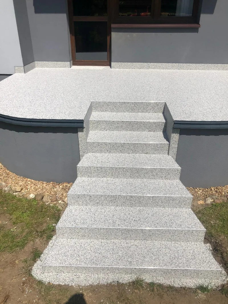 Schody wejściowe — kamienny dywan — realizacja LuxBud Design, Częstochowa